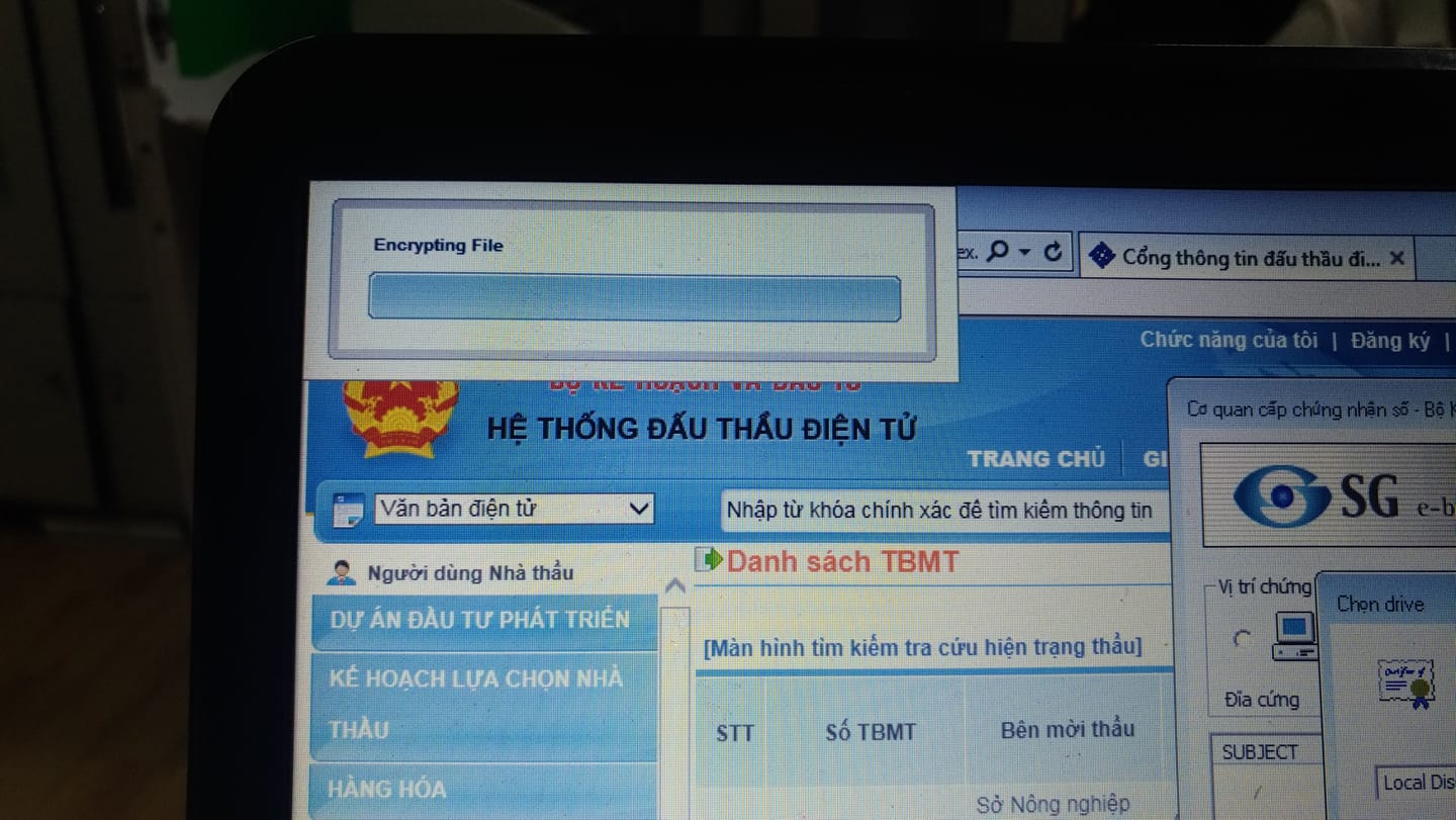 Lỗi khi nộp hồ sơ dự thầu máy cứ chạy đi chạy lại - Do đường truyền mạng bạn khổi động lại máy làm đi làm lại vài lần là được